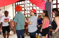 Educadores participam de uma capacitação lúdica
