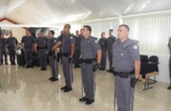 Novos tenentes prestam juramento à bandeira nacional no 17º BPM