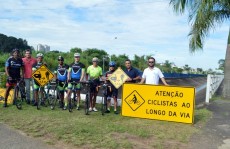 Placas em avenida alertam para o respeito aos ciclistas