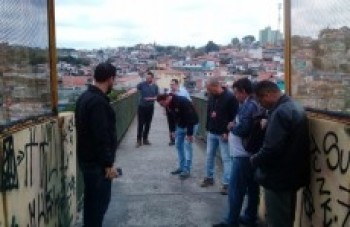 Vereador vistoria passarelas de sete bairros do município