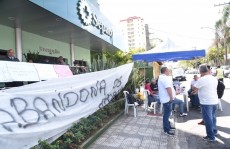 Em manifestação, papeleiros exigem atendimento médico