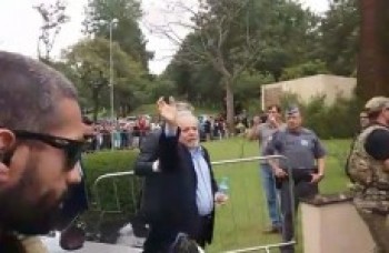 Lula vai ao velório sob escolta da Policia Federal