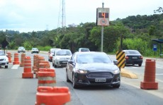 Mogi-Bertioga tem tráfego lento para o litoral norte