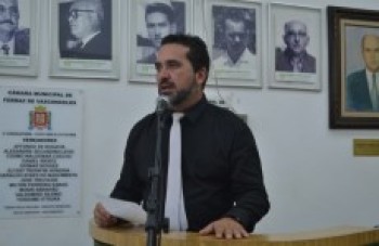 Vereador critica atuação de secretário