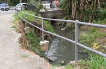 Calçada oferece perigo para pedestres