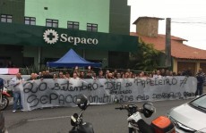 Manifestantes acampados relembram Dia do Papeleiro