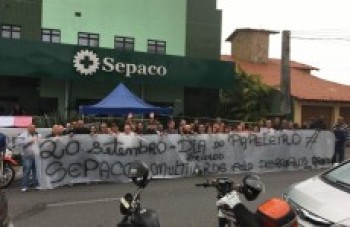 Manifestantes acampados relembram Dia do Papeleiro