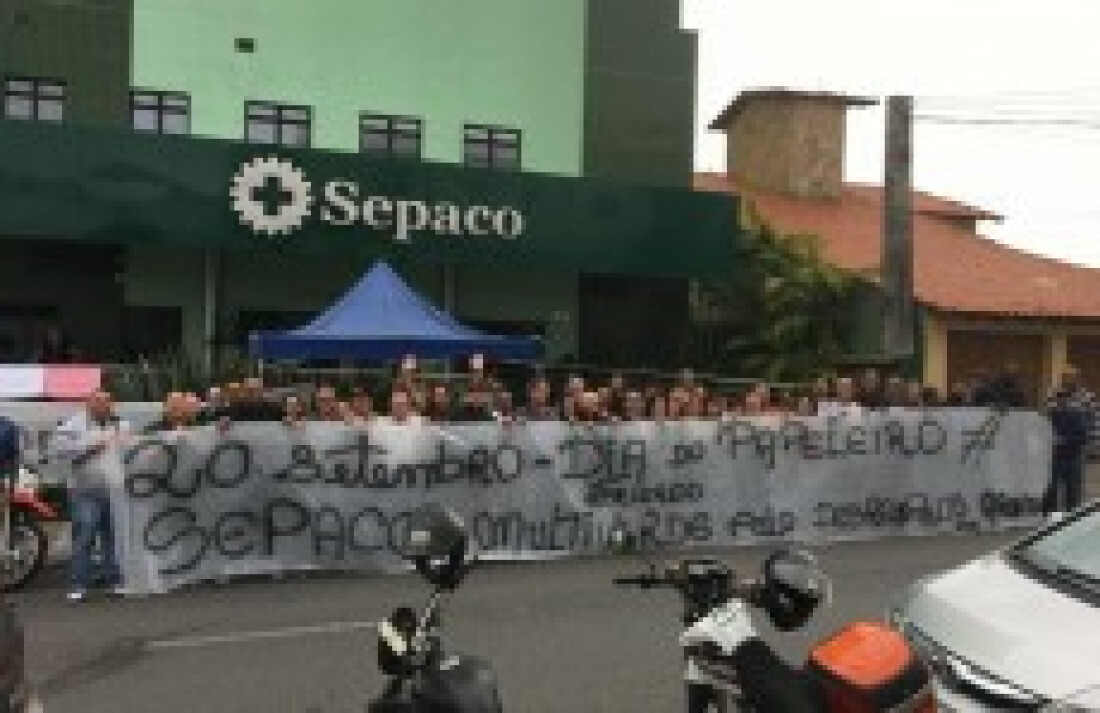 Manifestantes acampados relembram Dia do Papeleiro
