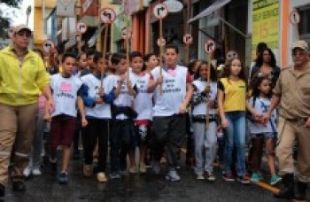 Secretaria realiza caminhada pela paz