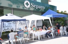 Papeleiros entram no 8º dia de greve