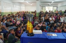 Emeb Roseli Aparecida recebe troféu da Olimpíada Esportiva
