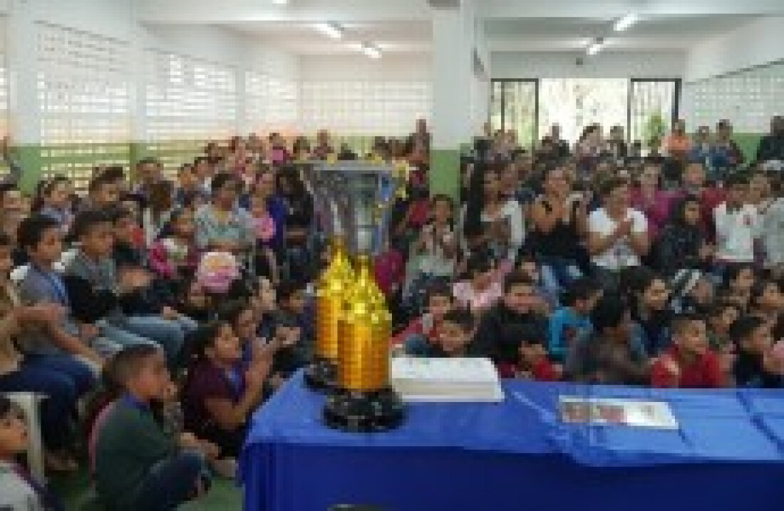 Emeb Roseli Aparecida recebe troféu da Olimpíada Esportiva