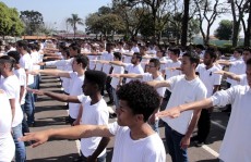 Jovens participam de juramento à bandeira