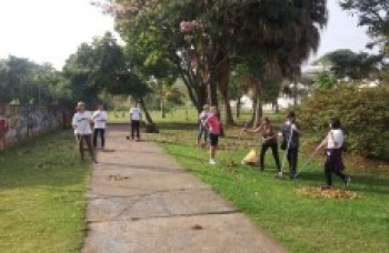 Idosos limpam praça na Vila Oliveira: