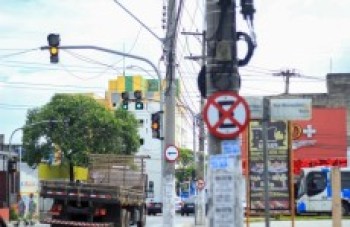 Semáforo intermitente durante a madrugada é lei em Suzano e Ferraz