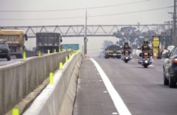 Construção de passarela sob a via Dutra têm início