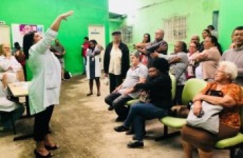 Pacientes com diabetes têm aula de ginástica laboral