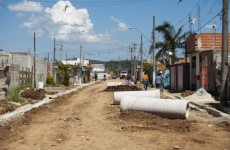 Rua Rodésia recebe obras de drenagem, guias e sarjetas
