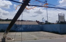 Poste é sustentado por fiação após acidente
