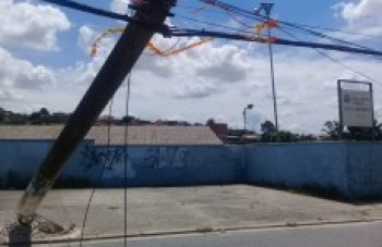 Poste é sustentado por fiação após acidente