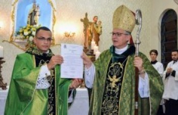 Padre Diniz consagra-se o pároco mais jovem da Diocese de Mogi