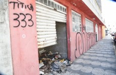 Antigo prédio de restaurante popular é alvo de descarte irregular