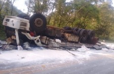 Caminhão tomba e três pessoas morrem