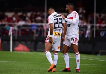 De olho no clássico, meia Everton treina durante folga