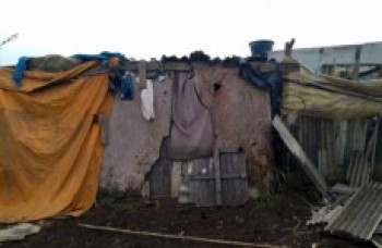 Barracos são demolidos