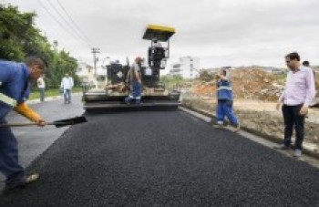 Rua do Kemel começa a receber asfalto-borracha