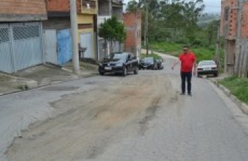 Buracos afetam tráfego de ônibus no Jardim das Flores
