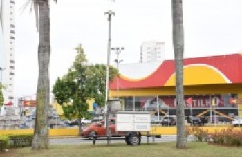 Equipamento registra fluxo de veículos na praça do Habib's