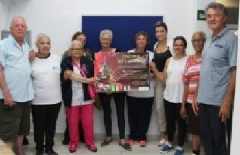 Gincana arrecada garrafas PET para decoração de Natal