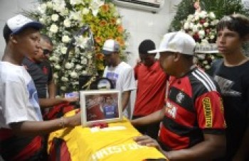 Jogadores da base são sepultados