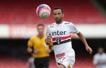 Nas redes sociais, torcedor culpa meia Nenê por má fase