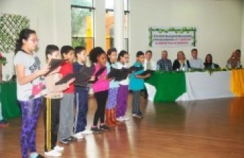 Estudantes participam de celebração de aniversário