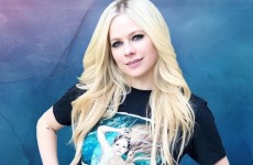 Avril Lavigne revela sua luta em música