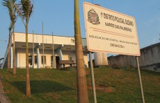 Menino leva facadas pelas costas