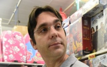 Comércio fica movimentado na véspera do Dia das Crianças