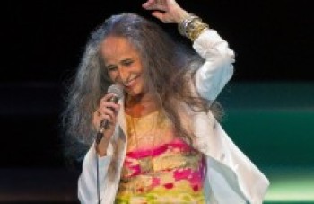 'Fevereiros' destaca a religiosidade de Bethânia