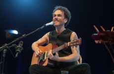 Nando Reis leva seus sucessos em show neste domingo em Jacareí