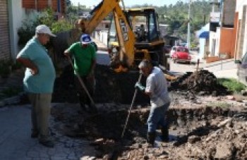Desobstrução de esgoto continua na Vila Cristina