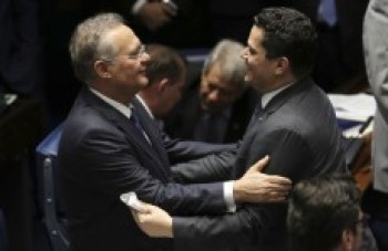 Renan desiste de comandar o Senado