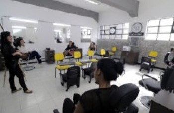 Escola inicia cursos profissionalizantes