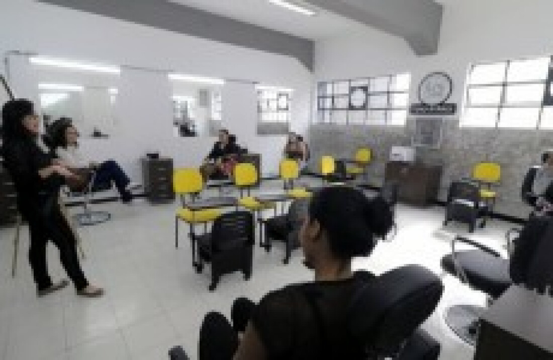Escola inicia cursos profissionalizantes