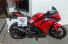 Homem embriagado agride policial