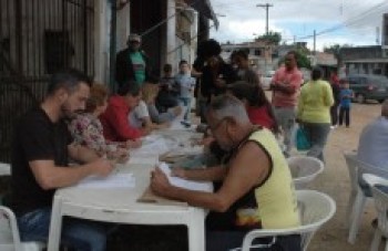 Moradores da Vila São Francisco participam de cadastramento para a regularização de imóveis