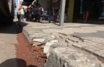 Calçadas no centro apresentam buracos