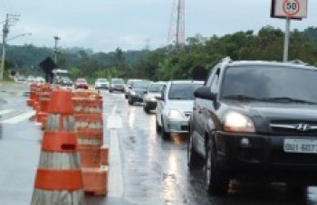 Mogi-Bertioga tem tráfego na descida para o litoral