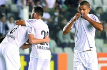 Soberano, Santos bate São Paulo e cola no G4